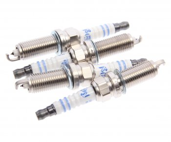 1 479 р. Свеча зажигания TOYOTA Corolla (13-),Yaris (11-) (1.3) (4шт.) MEGAPOWER MEGAPOWER 370-31-118  с доставкой в г. Кемерово. Увеличить фотографию 1
