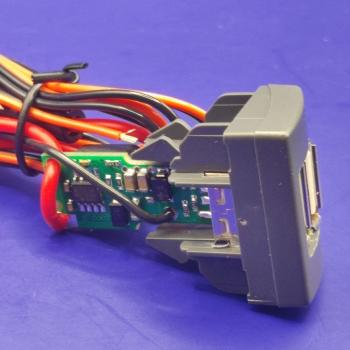 1 149 р. USB автомобильное зарядное устройство АПЭЛ (2039546547456) ГАЗ Соболь 2217 Бизнес автобус 2-ой рестайлинг автобус (2010-2025)  с доставкой в г. Кемерово. Увеличить фотографию 6