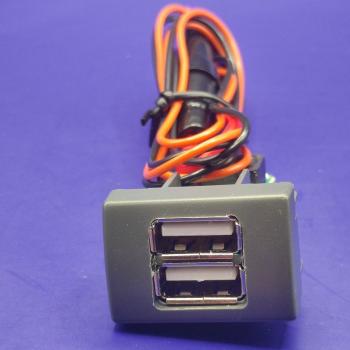 1 149 р. USB автомобильное зарядное устройство АПЭЛ (2039546547456) ГАЗ Соболь 2217 Бизнес автобус 2-ой рестайлинг автобус (2010-2025)  с доставкой в г. Кемерово. Увеличить фотографию 3