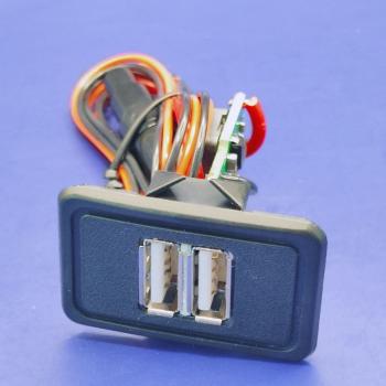 1 149 р. USB зарядное устройство для Нива 21213, 21214, 2131, 4х4 LADA 21083, 21093, 21099 АПЭЛ 2039550584201  с доставкой в г. Кемерово. Увеличить фотографию 2