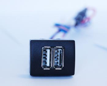 919 р. Зарядное устройство USB 2.0 2х2 3А5V15W Приора-Гранта ШТАТ 4631139744822  с доставкой в г. Кемерово. Увеличить фотографию 3