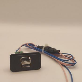 1 049 р. Двухгнёздное зарядное устройство USB 2.0 2х2 2107 ШТАТ 4631136697305  с доставкой в г. Кемерово. Увеличить фотографию 2