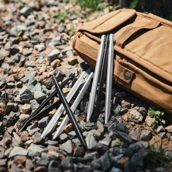 1 109 р. Колышки Naturehike алюминиевые (8 шт.) 20 см, черные, V-образные  cnk2300zp016-b  с доставкой в г. Кемерово. Увеличить фотографию 2