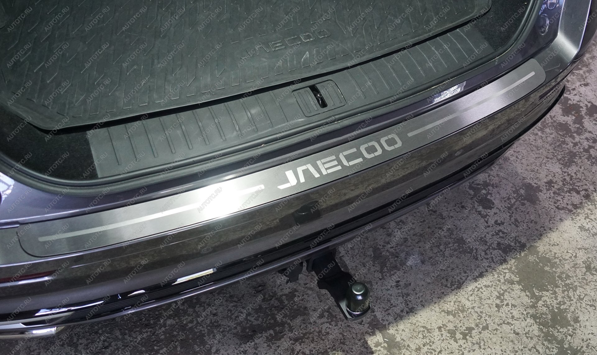 3 999 р. Накладка на задний бампер (лист шлифованный надпись Jaecoo)  jaecooj82401  с доставкой в г. Кемерово