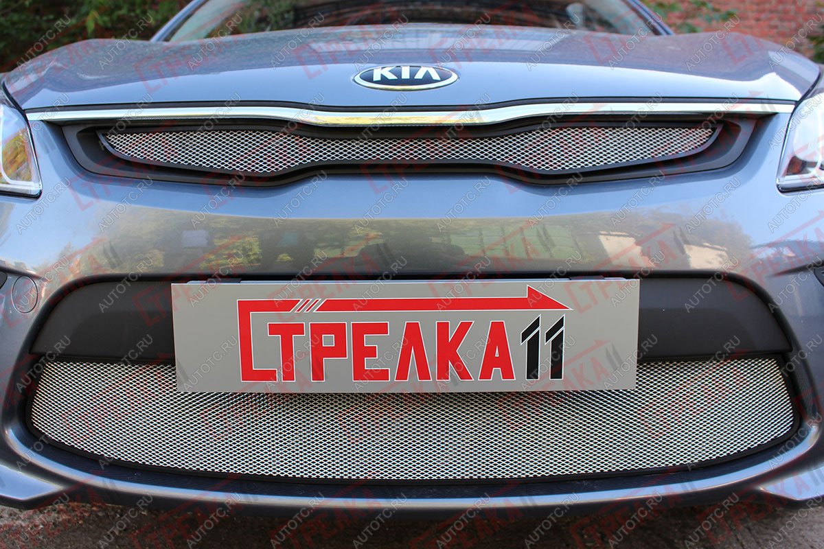 3 199 р. Защита радиатора (верх, заглушка без сот) Стрелка11 Стандарт  KIA Rio  4 YB (2017-2020) дорестайлинг, хэтчбэк (хром)  с доставкой в г. Кемерово