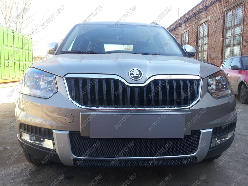 3 099 р. Защита радиатора (центральная) (Outdoor) Стрелка11 Стандарт Skoda Yeti (2013-2018) (черная)  с доставкой в г. Кемерово