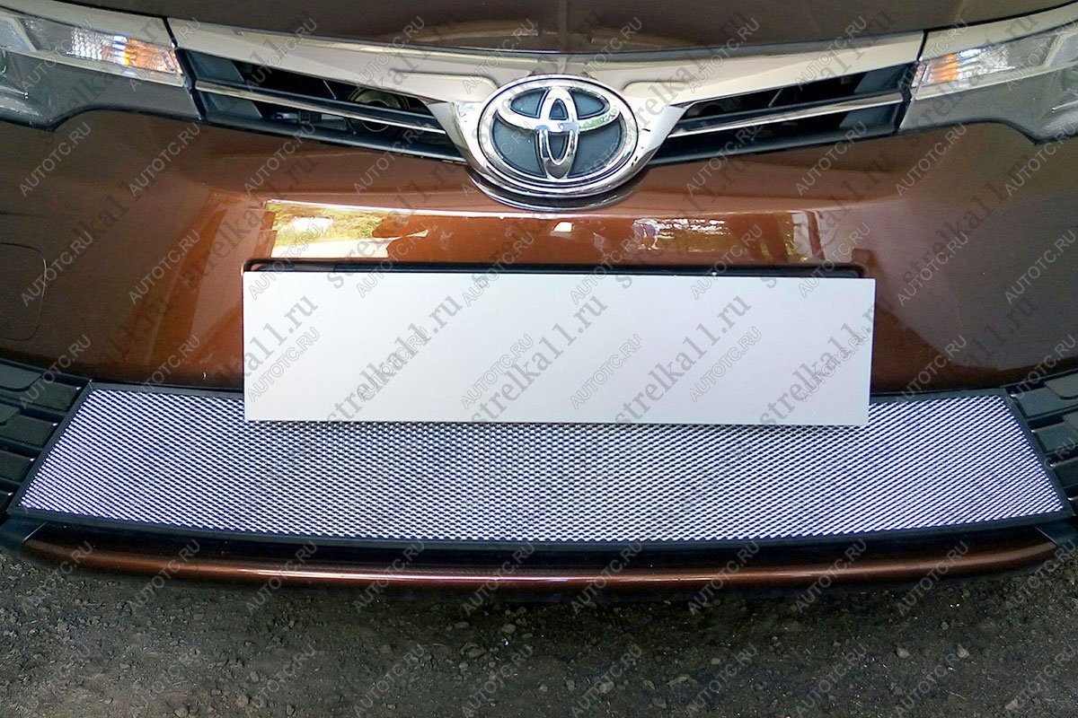 3 099 р. Защита радиатора Стрелка11 Стандарт  Toyota Corolla  E180 (2016-2019) рестайлинг (хром)  с доставкой в г. Кемерово