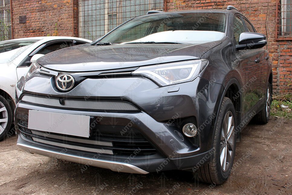 3 599 р. Защита радиатора (верх с камерой) Стрелка11 Стандарт  Toyota RAV4  XA40 (2015-2019) 5 дв. рестайлинг (хром)  с доставкой в г. Кемерово