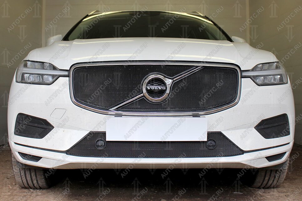 4 099 р. Защита радиатора (R-Design) (верх 2 части) Стрелка11 Стандарт Volvo XC60 (2017-2022) (черная)  с доставкой в г. Кемерово