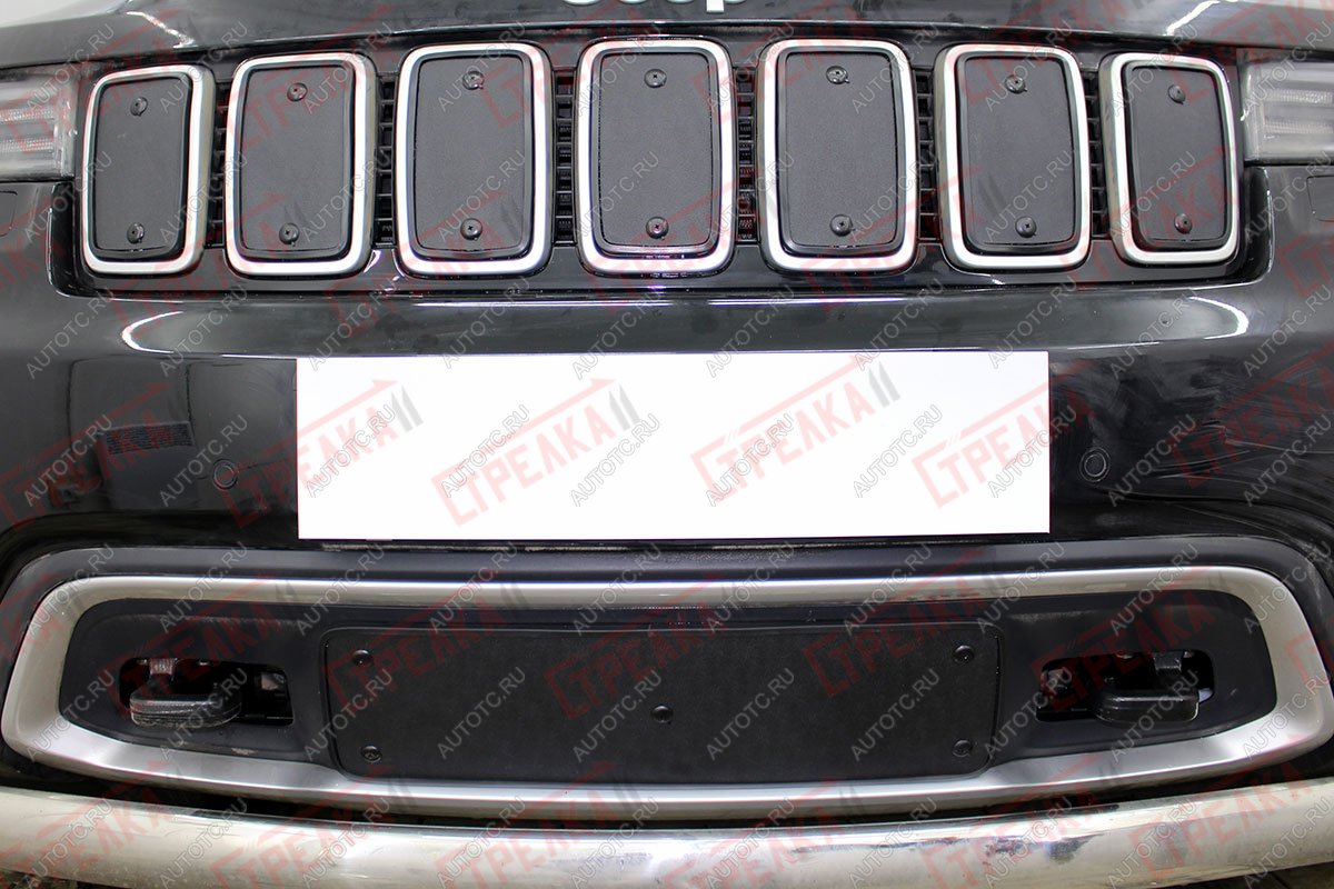 1 479 р. Зимняя заглушка решетки радиатора (верх) (Laredo, Limited, Overland) Стрелка11 Jeep Grand Cherokee WK2 2-ой рестайлинг (2017-2022) (черная)  с доставкой в г. Кемерово