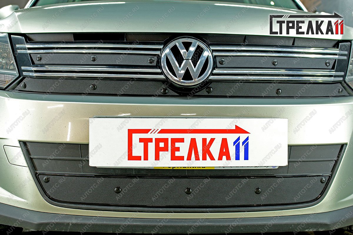 1 479 р. Зимняя заглушка решетки радиатора (верх 4 части) Стрелка11 Volkswagen Tiguan NF рестайлинг (2011-2017) (черная)  с доставкой в г. Кемерово