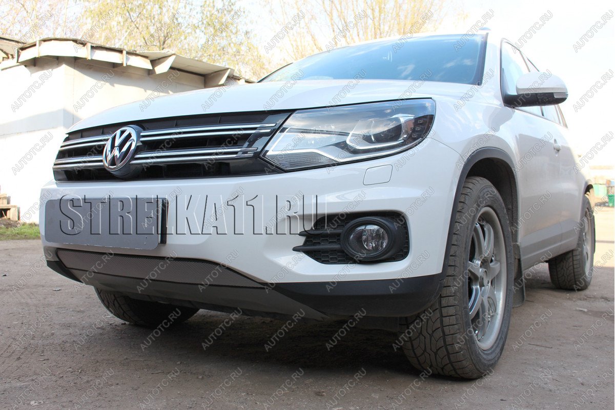 759 р. Зимняя заглушка решетки радиатора (Track&Field) Стрелка11 Volkswagen Tiguan NF рестайлинг (2011-2017) (черная)  с доставкой в г. Кемерово