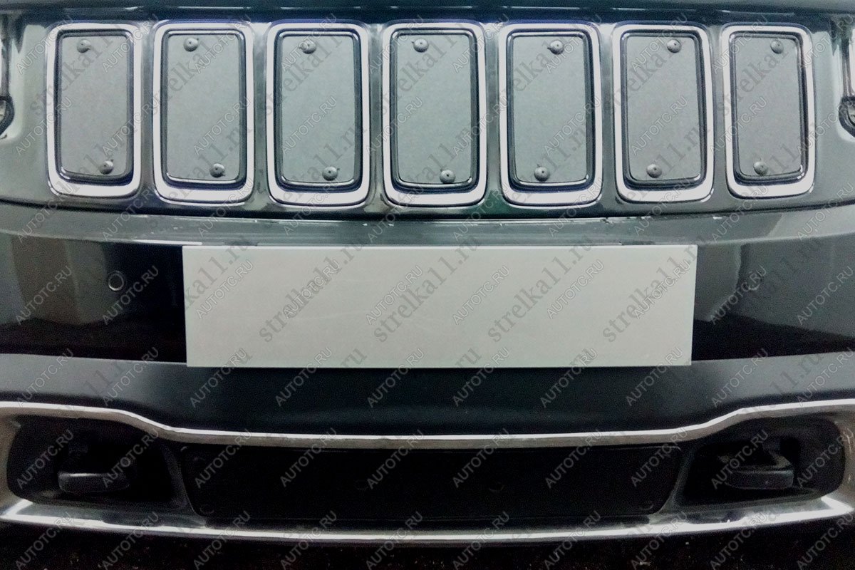 1 679 р. Зимняя заглушка решетки радиатора (Overland, SRT8, премиум) Стрелка11 Jeep Grand Cherokee WK2 1-ый рестайлинг (2013-2018) (черная)  с доставкой в г. Кемерово