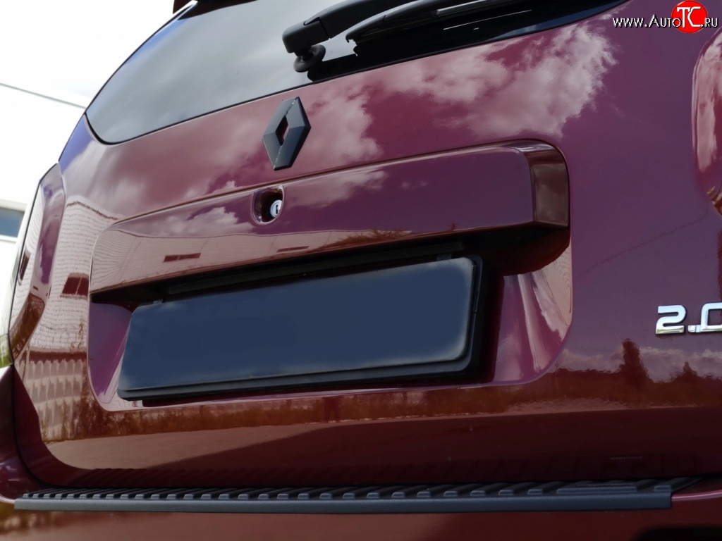 1 549 р. Накладка на пятую дверь Антихром Kart RS Renault Duster HS дорестайлинг (2010-2015) (Тисненный пластик)  с доставкой в г. Кемерово
