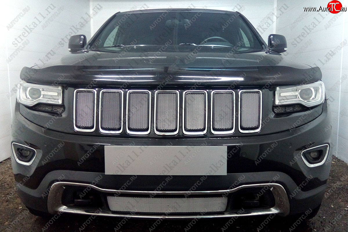 53 899 р. Защитная сетка в решетку радиатора (ячейка 3х7 мм, 7 частей, Laredo, Limited) Стрелка11 Стандарт  Jeep Grand Cherokee  WK2 (2013-2018) 1-ый рестайлинг (хром, без зимней заглушки)  с доставкой в г. Кемерово