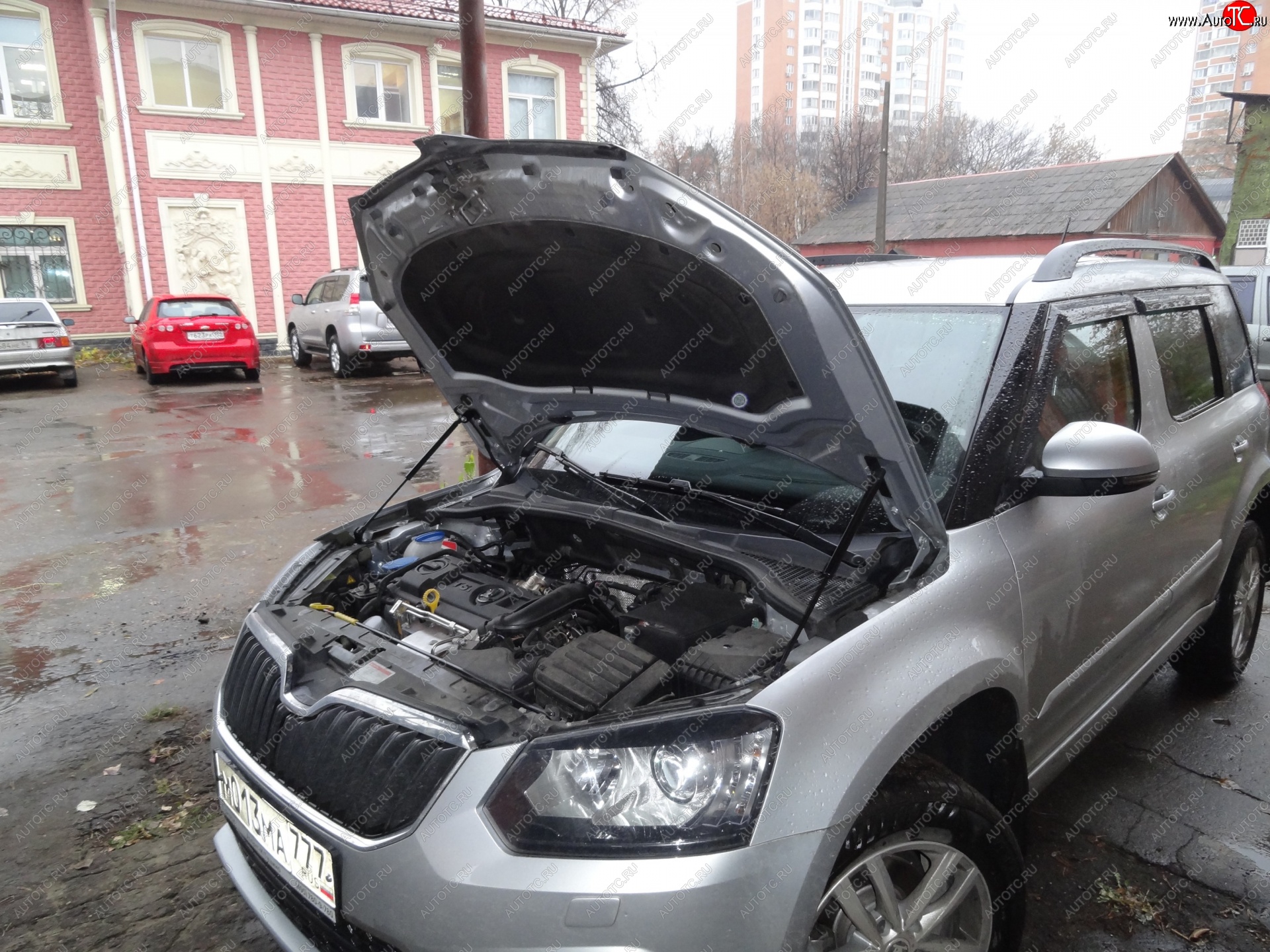 2 199 р. Упоры капота Russtal Skoda Yeti (2013-2018) (2 штуки)  с доставкой в г. Кемерово