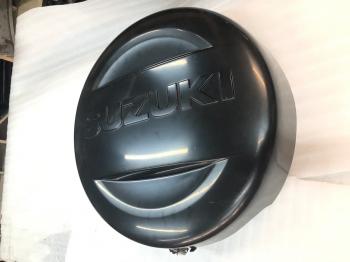6 949 р. Пластиковый колпак запасного колеса SUZUKI (верхняя часть, 225/70/16)  Suzuki Grand Vitara ( FTB03 3 двери,  3TD62, TL52 5 дверей,  JT 5 дверей,  JT 3 двери,  JT) - Grand Vitara XL7 (неокрашенный)  с доставкой в г. Кемерово. Увеличить фотографию 2