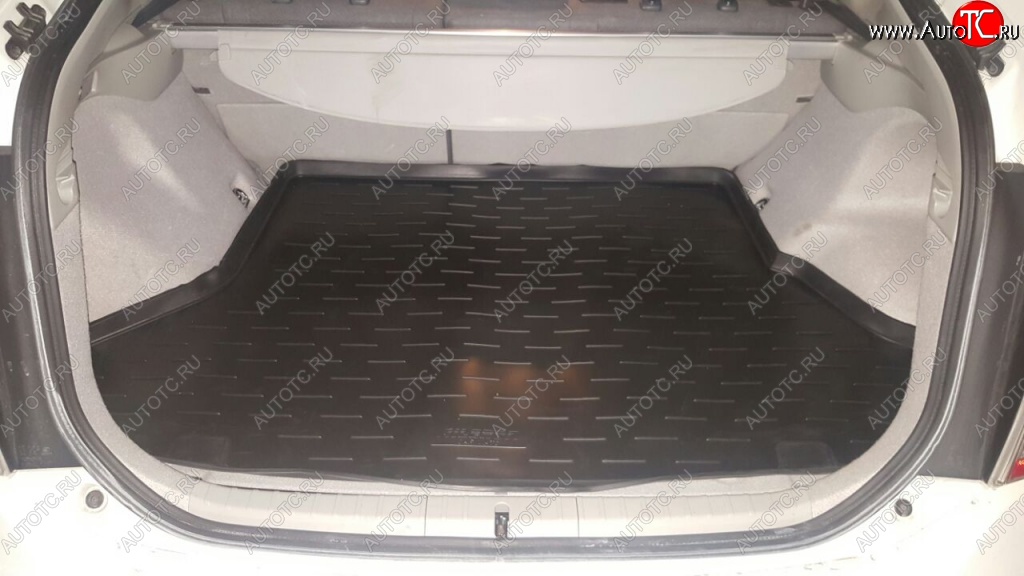 1 549 р. Коврик в багажник Aileron (правый руль)  Toyota Prius ( XW30,  Alfa лифтбек) (2009-2015) дорестайлинг, рестайлинг  с доставкой в г. Кемерово