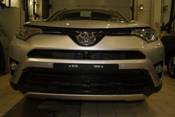 1 199 р. Сетка на бампер внешняя Arbori для автомобилей с камерой Toyota RAV4 XA40 5 дв. рестайлинг (2015-2019) (Черная 15 мм)  с доставкой в г. Кемерово. Увеличить фотографию 1