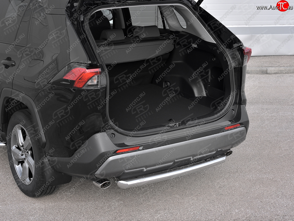 2 199 р. Защитная накладка заднего бампера Russtal Toyota RAV4 XA50 5 дв. дорестайлинг (2018-2025) (Нержавейка полированная)  с доставкой в г. Кемерово