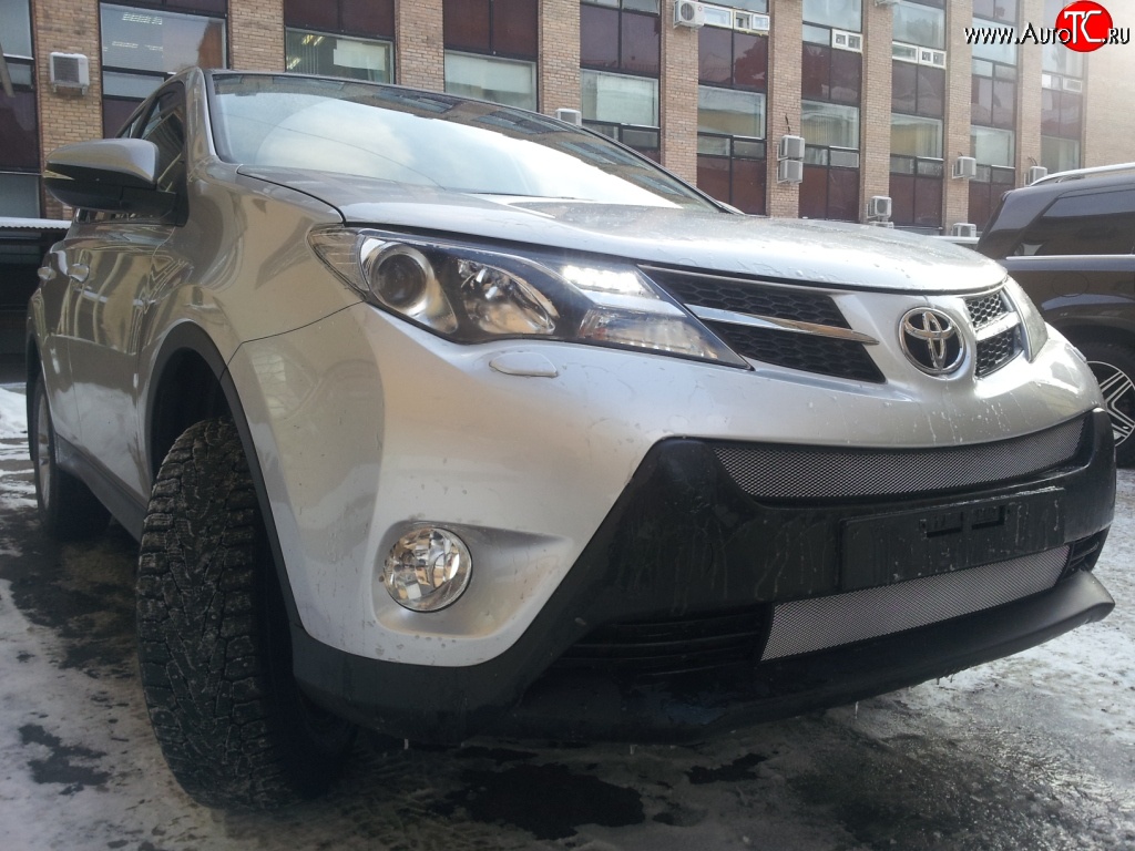 1 539 р. Нижняя сетка (для комплектации Стандарт) на бампер Russtal (хром)  Toyota RAV4  XA40 (2012-2015) 5 дв. дорестайлинг  с доставкой в г. Кемерово