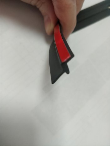 Универсальный уплотнитель FlexLine (на самоклеящейся основе, лепесток 9 mm, 1 погонный метр) JAC T9 Pickup Double Cab (2021-2025)