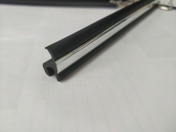 299 р. Универсальный уплотнитель FlexLine (16 mm U-LIP с хром полосой, 1 погонный метр) Toyota Yaris XP90 седан дорестайлинг (2006-2009)  с доставкой в г. Кемерово. Увеличить фотографию 1
