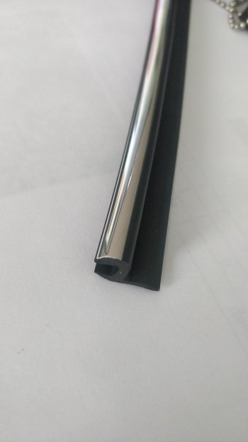 108 р. Универсальный уплотнитель FlexLine (жесткий 8 mm U-LIP, хромированная полоса, 1 погонный метр) Renault Twingo 1 (1993-2007)  с доставкой в г. Кемерово. Увеличить фотографию 4