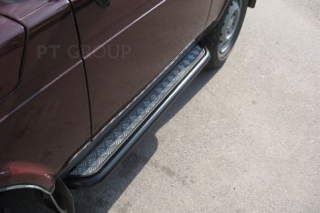 8 589 р. Порожки для ног из трубы Ø51 с алюминиевой площадкой URBAN Petroil Tuning  Лада Нива 4х4  2121 (1977-2019) 3 дв. дорестайлинг (Сталь с полимерным покрытием в цвет: черный ❞Шагрень❝)  с доставкой в г. Кемерово. Увеличить фотографию 2