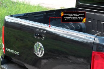 1 799 р. Накладка на задний откидной борт RA  Volkswagen Amarok (2009-2016) дорестайлинг (Поверхность шагрень)  с доставкой в г. Кемерово. Увеличить фотографию 3