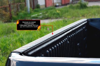 1 799 р. Накладка на задний откидной борт RA  Volkswagen Amarok (2009-2016) дорестайлинг (Поверхность шагрень)  с доставкой в г. Кемерово. Увеличить фотографию 2