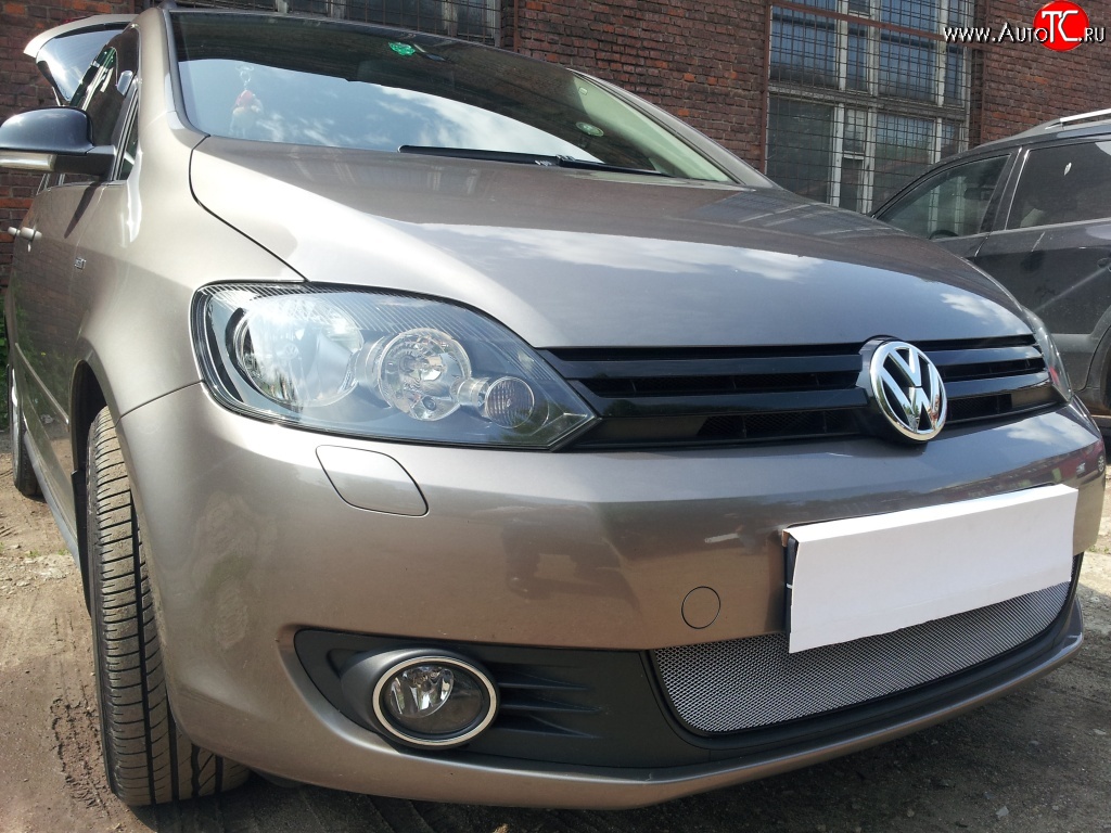 2 189 р. Сетка на бампер (рестайлинг) Russtal (хром) Volkswagen Golf Plus 5 (2004-2009)  с доставкой в г. Кемерово