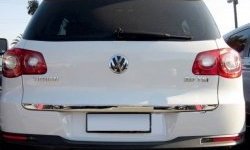4 199 р. Накладка на крышку багажника СТ Volkswagen Tiguan NF рестайлинг (2011-2017)  с доставкой в г. Кемерово. Увеличить фотографию 2