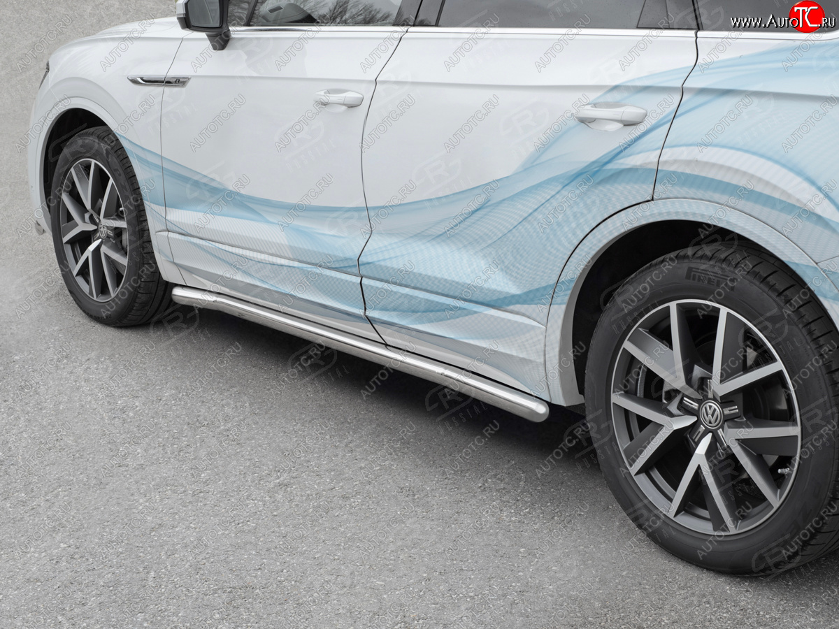 19 299 р. Защита порогов (Ø63 мм) SLITKOFF  Volkswagen Touareg  CR (2018-2025) (торцы круглые 90°, полированная нержавейка)  с доставкой в г. Кемерово