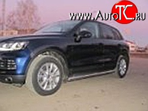 11 899 р. Защита порогов d76 мм Металл Дизайн Volkswagen Touareg NF дорестайлинг (2010-2014) (полированная нержавейка)  с доставкой в г. Кемерово