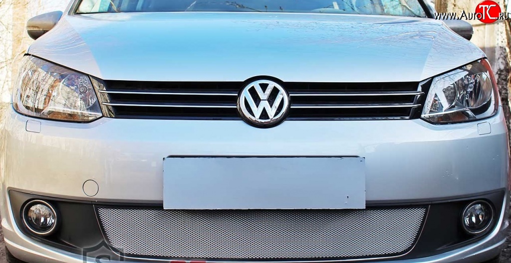 1 539 р. Сетка на бампер (рестайлинг) Russtal (хром) Volkswagen Touran 1T дорестайлинг минивэн (2003-2006)  с доставкой в г. Кемерово